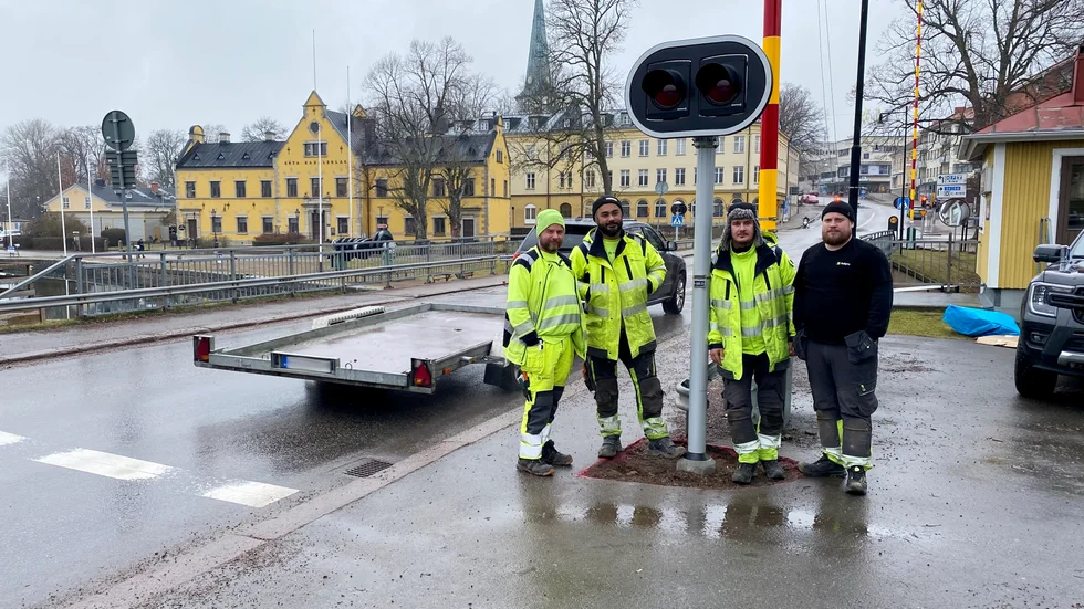 Peter van Kleef, Wisanu Sakul, Mirhan Jukovic och Sebastian Douhan utför renoveringsarbeten på Strömbron och i Borenshult i Motala.