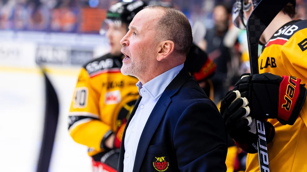 240323 Luleås tränare Thomas Berglund under kvartsfinal två i SHL mellan Växjö och Luleå den 23 mars 2024 i Växjö. 
Foto: Jonas Ljungdahl / BILDBYRÅN / COP 144 / JO0242
