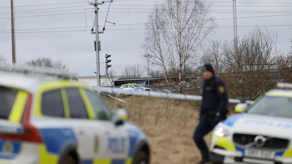 Avspärrningar och polis vid platsen där en 17-årig flicka hittades död på måndagskvällen. Bild från tisdagen.