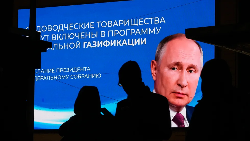 President Vladimir Putin syns på en annons på en skärm i S:t Petersburg.