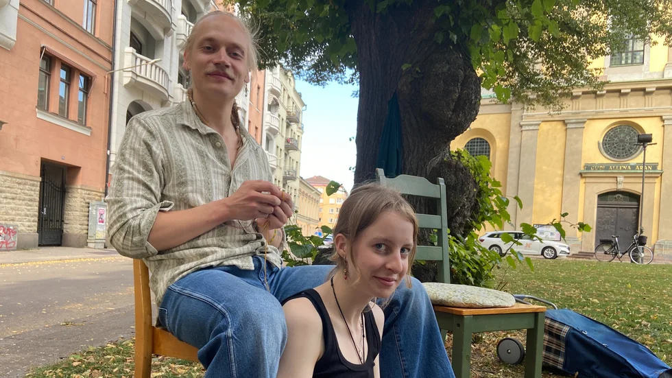 Frej Nordman stickar sitt första övningsstycke och Linn Nylander, som stickat länge, gör en handledsvärmare.