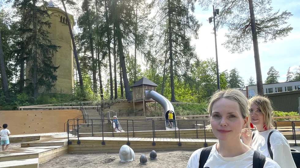 Under förra veckan hade konstnären Dodda Maggý möten med bland andra snickare och ljudkonsult för att dokumentera området i Ulleråker inför sitt AR-videoverk. På plats var även Mikaela Granath, intendent för offentlig konst vid Uppsala kommun.