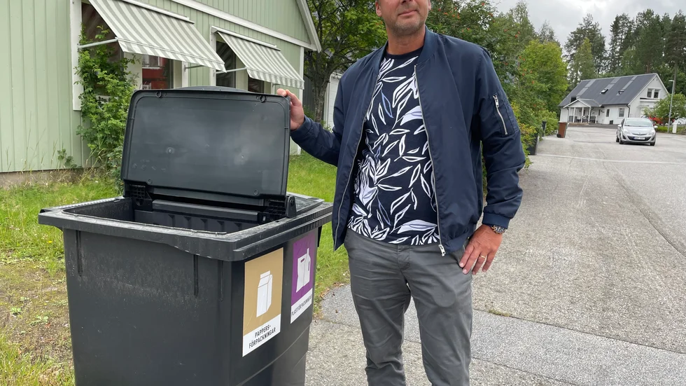 Jesper Samuelsson från Lumire visar upp de nya avfallskärlen, som är avsedda för pappers- och plastförpackningar. De utgör ett test inför den planerade förändringen av hushållens avfallssortering som genomförs i hela riket den första januari 2027.