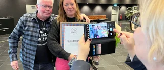 Här överraskas hon på jobbet – går till möte men blir prisad
