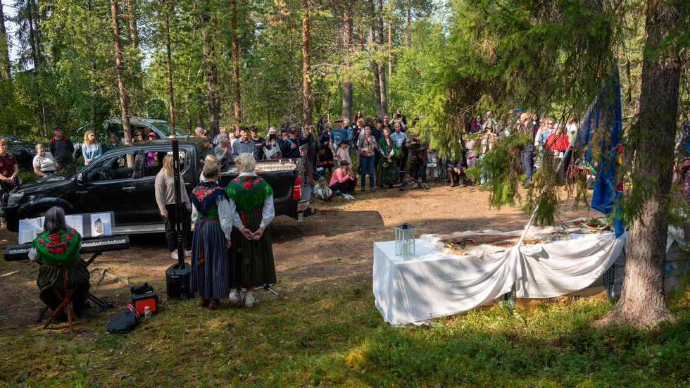 På Akamella ödekyrkogård samlades drygt 200 personer för ceremoni och gravsättning.