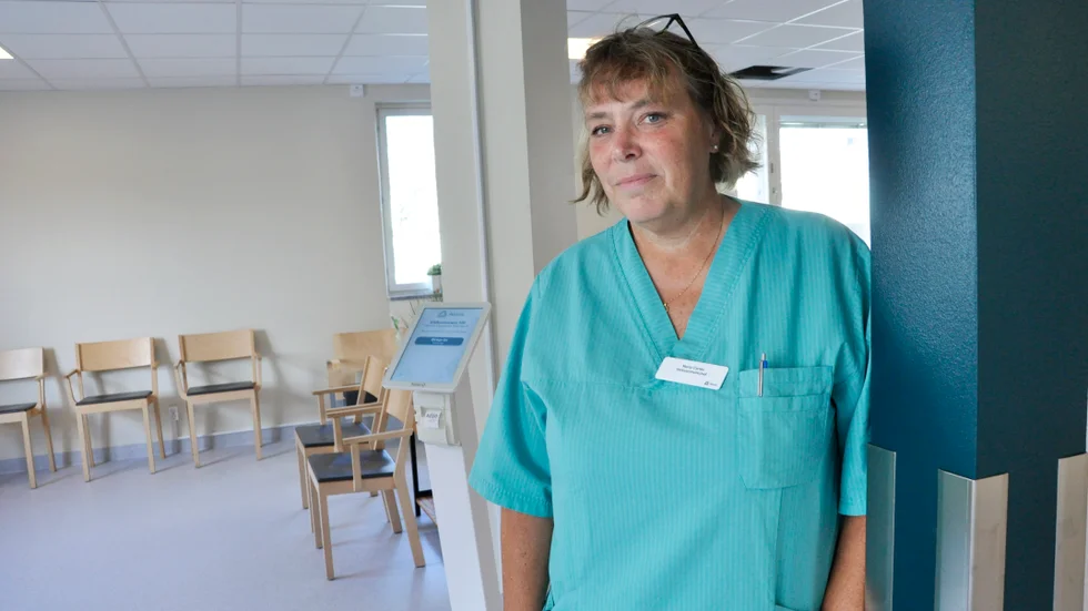 Maria Carles, verksamhetschef på Aleris Närakuten, berättar att den största skillnaden för patierna vid närakuten är det luftiga väntrummet vid receptionen.