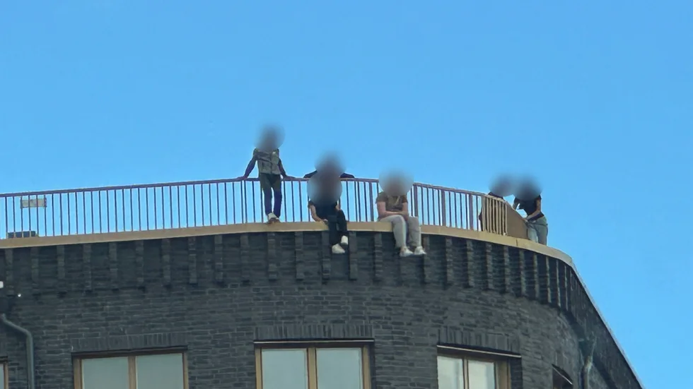Här har barnen hoppat över räcket på höghuset vid Klostergatan.