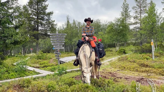 Cowboyen Oskar tog sig an svenska fjällen på hästrygg