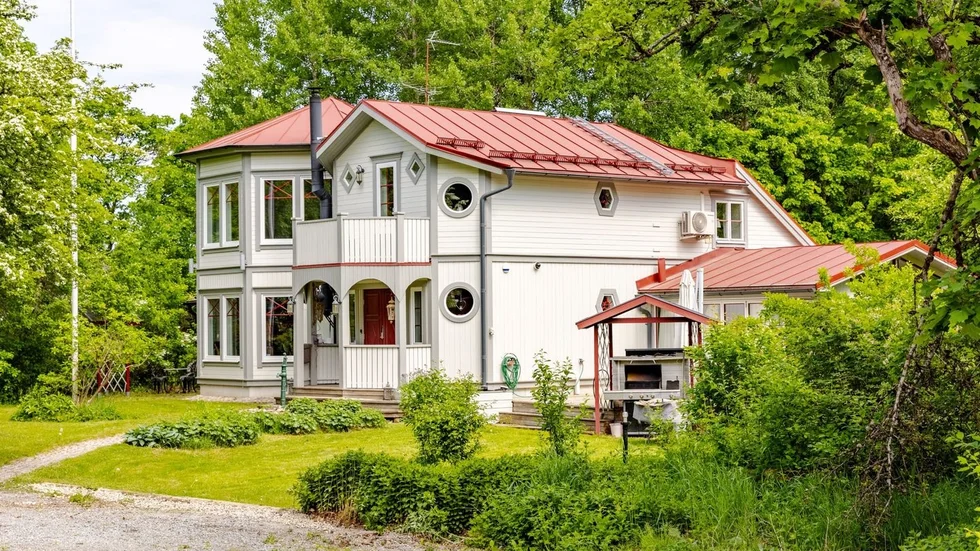 En av de fastigheter som är till salu just nu i Enköpings kommun.