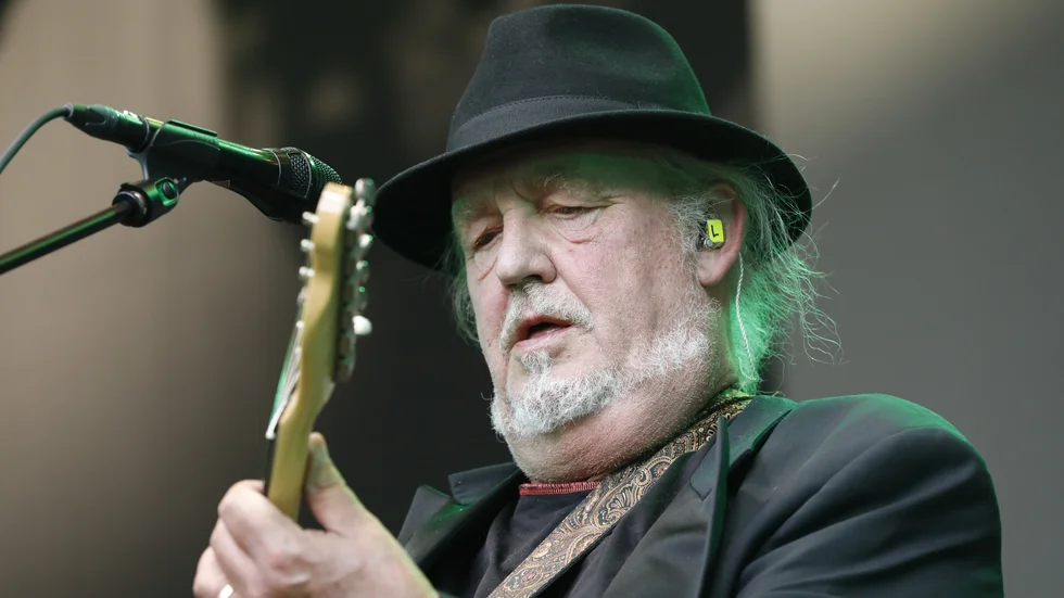 Mannen i den svarta hatten, sångaren Plura Jonsson, och hans grupp Eldkvarn är redo för två konserter i Parksnäckan.