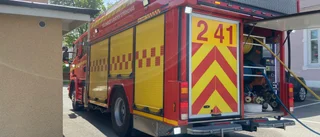 Brand i lägenhet i centrala Strängnäs – stor räddningsinsats