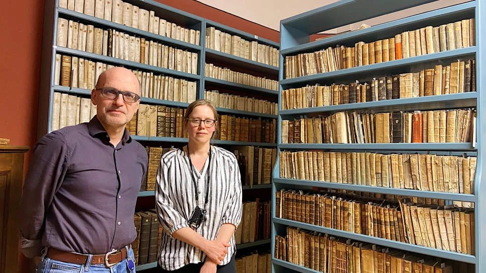 Elin Andersson, bibliotekarie och latinist, och Wolfgang Undorf, bokhistoriker, i rummet där Wrangelska boksamlingen finns. Samlingen kommer från Säby gård på Aspö och består av ungefär 5 000 titlar från 1400-tal till 2000-tal.