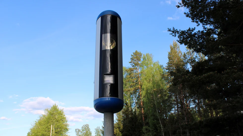 Som en säkerhetsåtgärd har nu Trafikverket valt att sätta upp två nya fartkameror längs med riksväg 34 mellan Motala och Linköping, för att minska antalet olyckor.