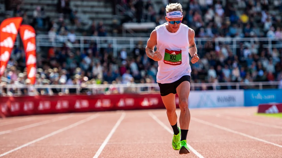 Viktor Brännmark springer i mål i Stockholm marathon förra sommaren.