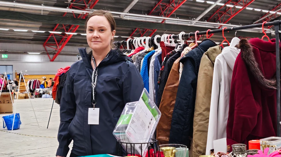 Malin Berglund är en av de som förbereder sig för den stora fyndmarknaden i Arcushallen i Luleå.