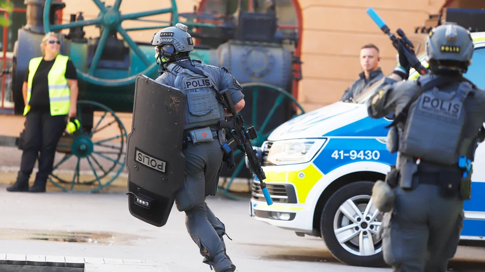 Delar ur polisens insatsstyrka stormar fram under övningen.