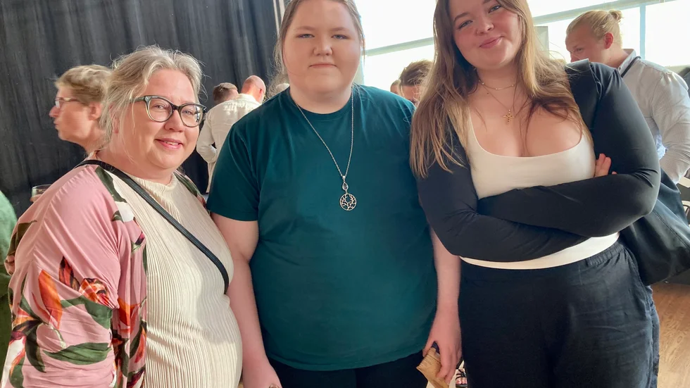 Susanne Nilsson har kommit till Kulturens hus med sina döttrar Olivia och Noella Lannergren. "Jag tycker det är jättebra. Jag har längtat efter att få se den", säger Susanne. "Jag tror inte att jag exakt tillhör målgruppen. Ibland när andra skrattar så hänger man inte riktigt med. Men det är ändå intressant", säger Olivia. "Jag tycker den är spännande. Det är kul att få se så stora skådespelare och jag är teaterintresserad", säger Noella.