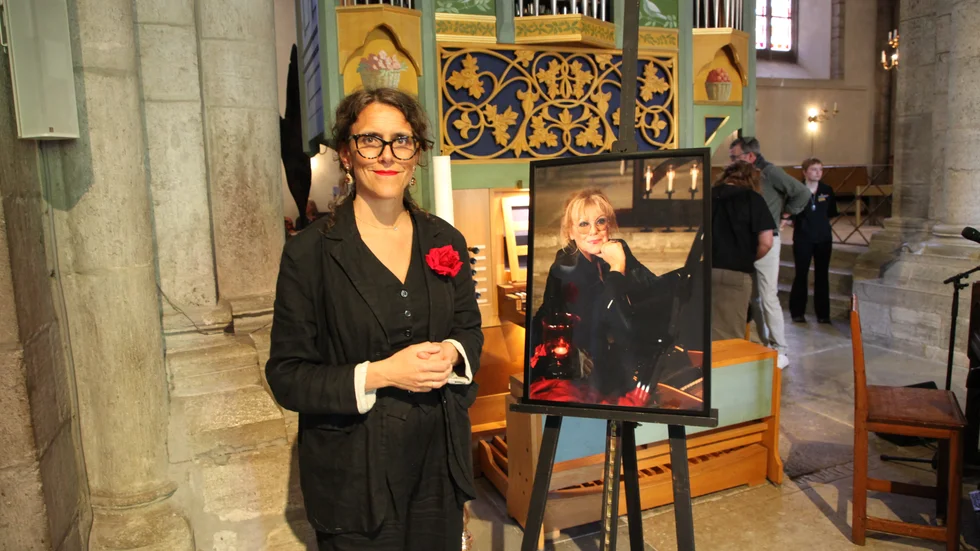 Musikern Alma Emilsson, kantor i Visby domkyrka, ledde hyllningskonserten till Marie Nilsson Lind.