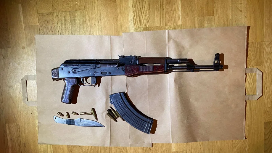 I lägenheten hittades en modifierad AK 47 med tillhörande ammunition.