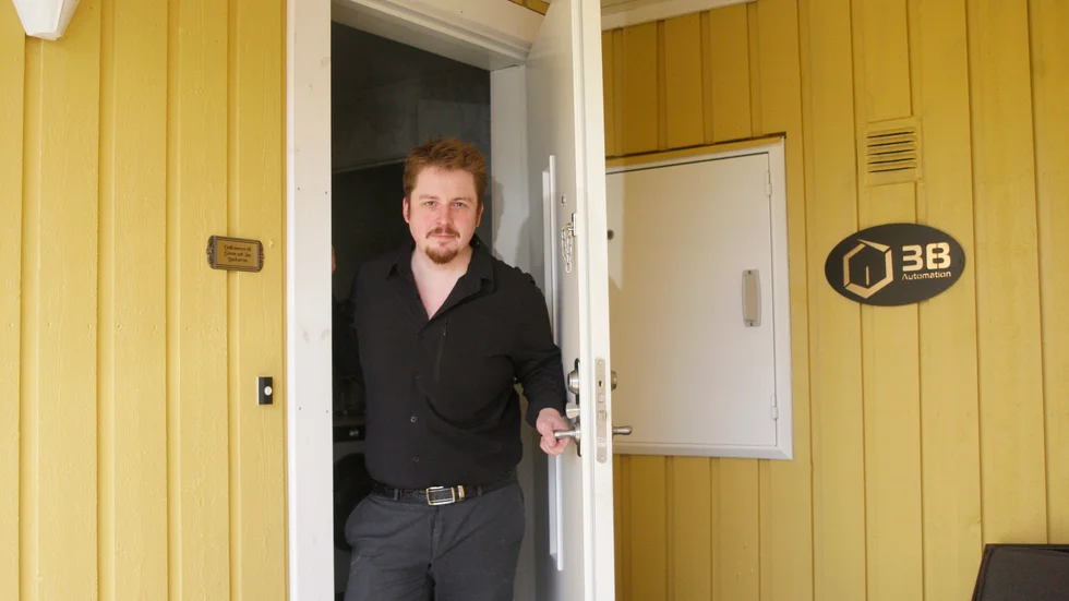 Simon Bäckström och frun Åsa har flyttat upp från Västerbotten till byn Moskojärvi, där de driver eget företag i