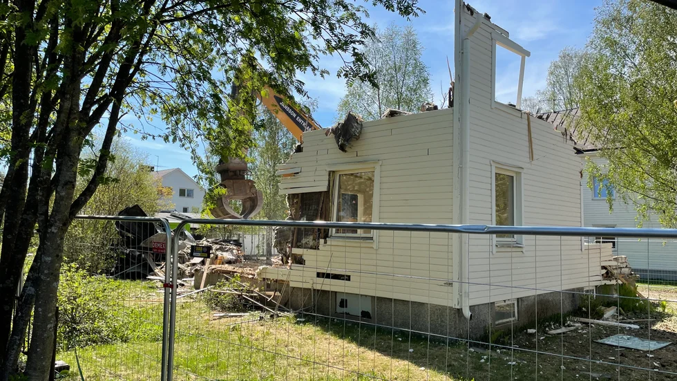 På måndagen startade rivningen av ett flerfamiljshus på Östermalm som Luleå kommun äger. Huset har varit utdömt sedan många år och nyligen flyttade de sista hyresgästerna ut. 