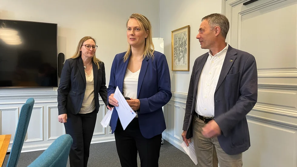 Lars Vikinge (C), social- och omsorgsnämndens vice ordförande Emelie Gustafsson (C) och ordföranden Annika Krutzén (M).