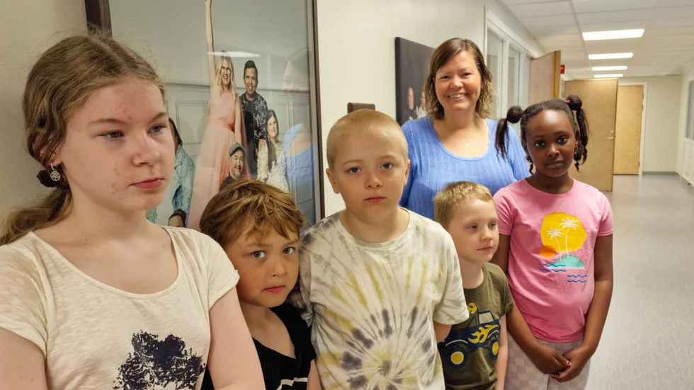 Genom Glada Hudik-teaterns skolprojektet "Barn föds inte med fördomar" fick eleverna vid Puoltikasvaara skola göra filmdebut. Från vänster: Inez Jönsson-Orrmalm, 11 år, Verner Rynbäck, 10 år, Algot Rynbäck, 11 år, Aaron Svalkvist, 7 år och Milana Nkusi, 9 år, Stina Rynbäck, lärare.