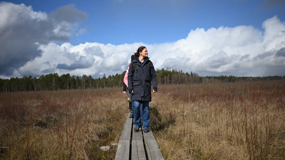 Skötsel av värdefulla naturområden är eftersatt i Sverige, enligt Riksrevisionen. På bilden kronprinsessan Victoria på besök i Stora Mosse nationalpark utanför Värnamo tidigare i våras. Arkivbild.