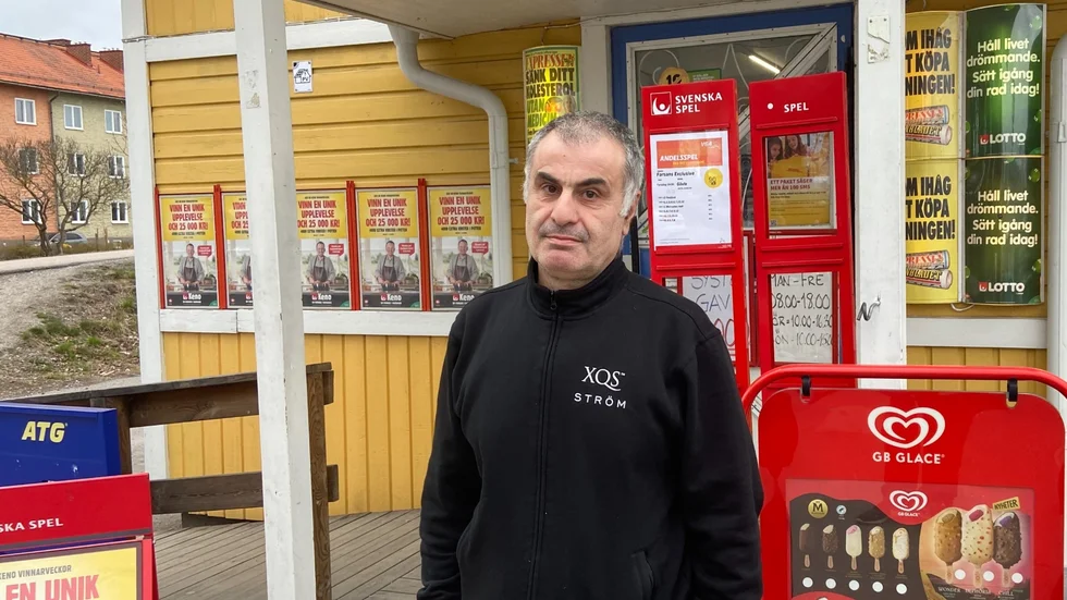 Kenan Yüksel som äger och driver Ulfhällskiosken är upprörd över att folk som bor i eller gästar det nya kvarteret Måsen använder hans parkeringsplatser.