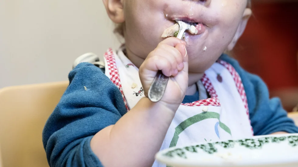 Kommunen beräknas "tjäna" 700 000 kronor på bekostnad av de som tjänar minst, menar insändarskribenten.