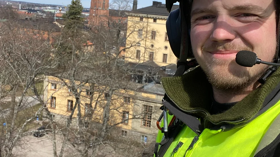 29 meter över marken har man en fin utsikt över Uppsala. En bonus i William Hamiltons arbete som arborist.