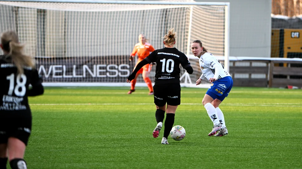 Thelma Heikkinen, till höger, har fått göra sina första matcher i elitettan under säsongsinledningen, där SSK noterats för två förluster.