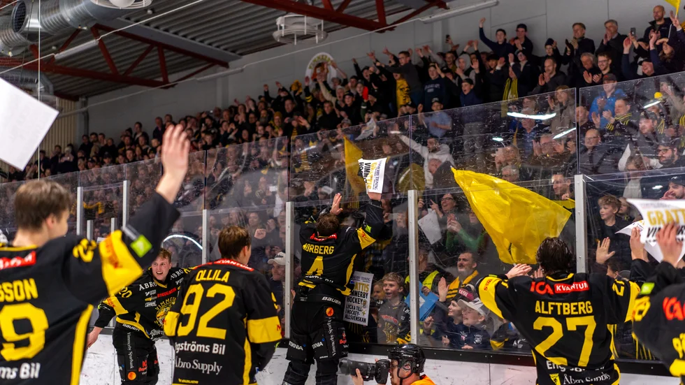 "Fantan är utbytt mot ljummen kaffe. På tröjorna ser jag namn som Christoffersson, Alftberg, Ollila, Levin, Heljemo och Norberg."