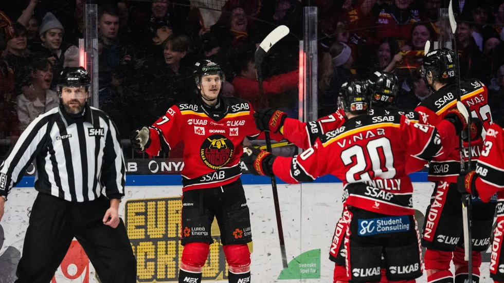 Oskari Laaksonen jublar efter att ha gett Luleå Hockey ledningen i den första perioden.