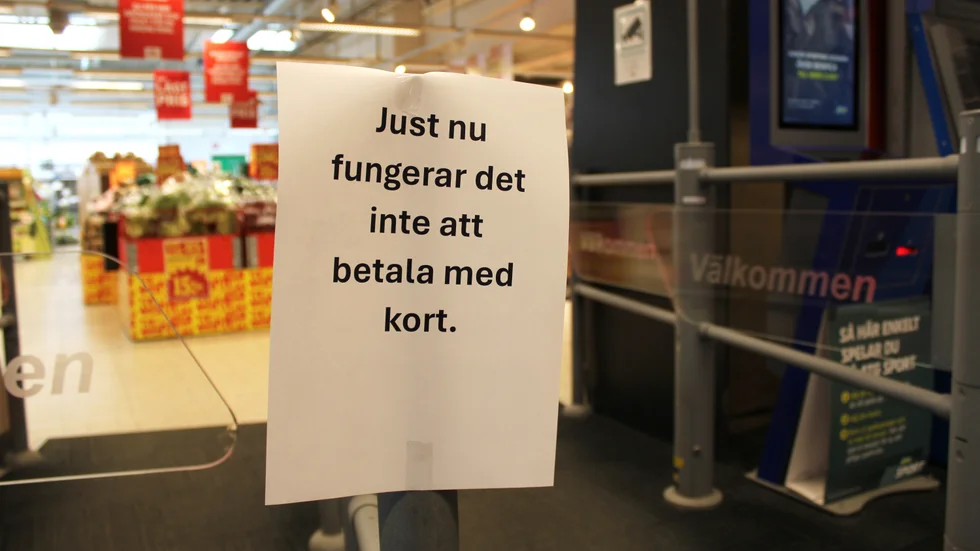 En av många lappar som satts upp innanför Ica Kvantums snurrdörrar på torsdagsmorgonen. 