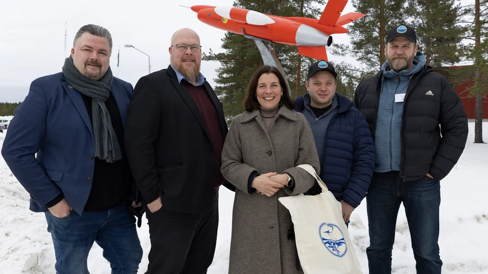 Karin Enström besökte Provplats Vidsel tillsammans med Norrbottens partiombudsman Fredrik Lundström, Matti Björk Moderaterna i Luleå, Niklas Karlsson gruppledare (M) i Älvsbyn, och vice kommunalråd Stefan Lindbäck.