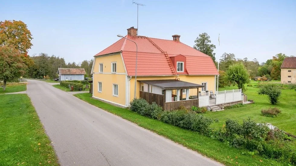 Det här huset ingår i försäljningen. Här huserade disponenten på Ullfors bruk när det var ett stångjärnsbruk på orten.
