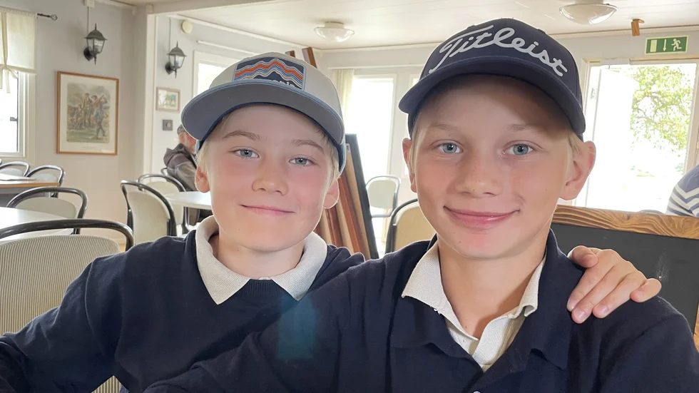 10-årige Edvin Öberg (till höger) lyckades med en hole in one på Gotska Golfklubben. Till vänster kompisen San Montan som blev vittne till den unika bedriften.