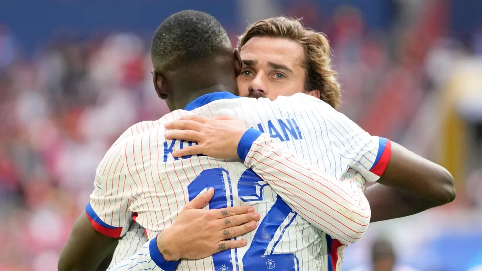 Den franske stjärnan Antoine Griezmann kramar om Randal Kolo Muani efter 1–0-målet mot Belgien i EM-åttondelen.