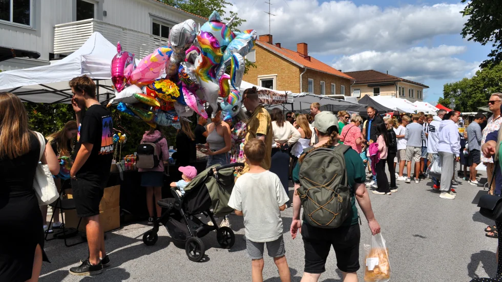 När Rimforsa marknad gick av stapeln för i år bjöds det på solsken, lagom moln, lite fläktande vindar och cirka 20 grader. Perfekt marknadsväder alltså. På marknadsgatorna fanns det mesta man kunde önska sig av utbudet, och lite till. Kryddor trängdes med vinylskivor, leksaker, kläder och kokostoppar. Den lokala gurkan fanns också såklart, likaså bröd, läder och allt däremellan.