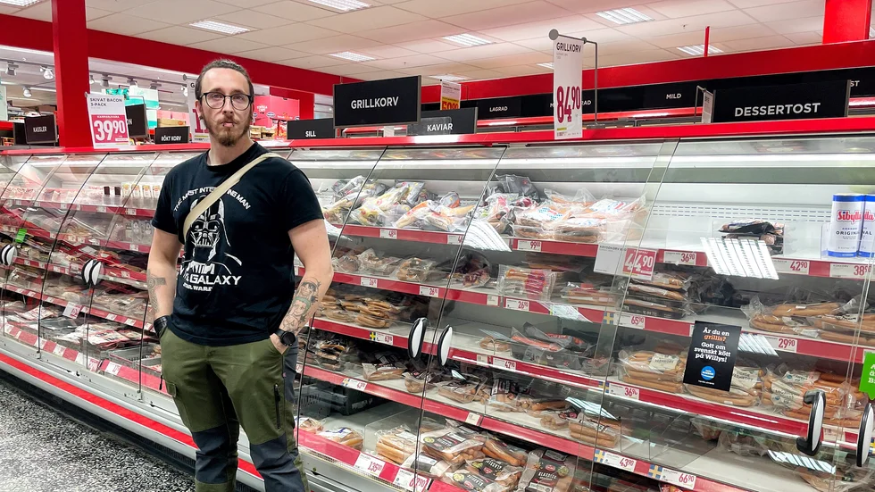 Simon Deltén lider av social fobi. Nu har han jobbat i matbutik i 12 år och har lärt sig hantera svårigheterna.