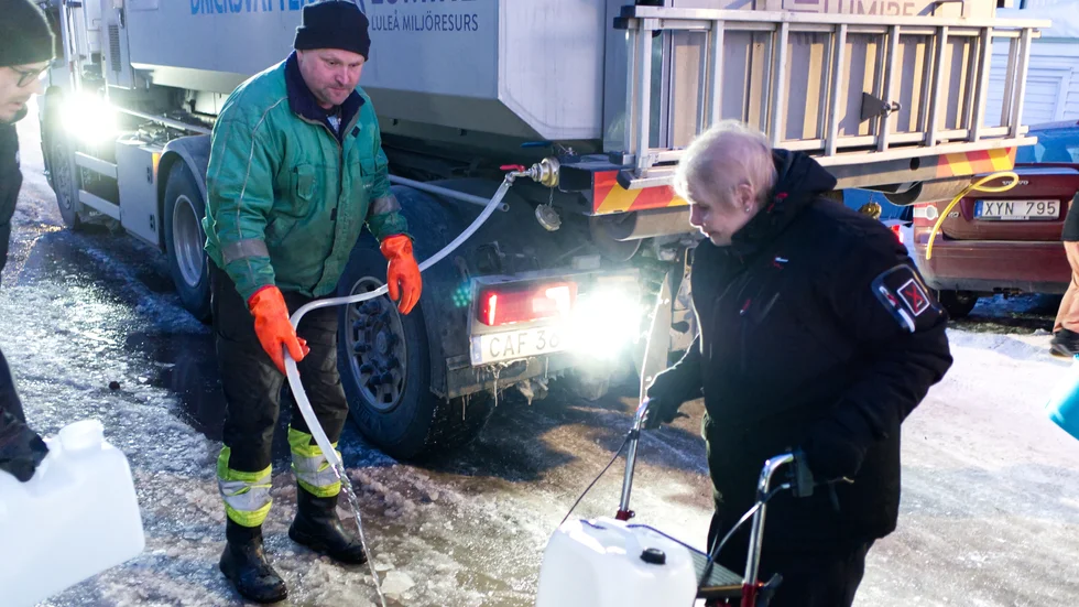 Sven Larsson serverar Ann-Louise Lundgren vatten under torsdagen. "Man förstår deras frustration", säger Larsson.