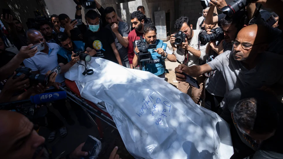 Kvarlevorna efter en av de hjälparbetare som dödades i attacken mot hjälporganisationen World Central Kitchen i Gaza fraktas från ett bårhus i Rafah.