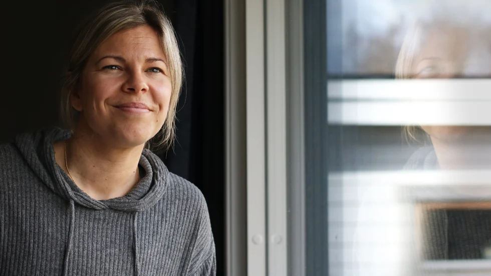 Så hur känns smärtan som Jessica och många andra lever med? "För mig är det som en mensvärk – som alltid finns där. Och då och då känns det som jag tänker mig att det skulle kännas om någon tog tag i äggstockarna och vred om dem. Det är som stick och hugg i magen. Och så strålar det ner på baksidan av låren på mig, vilket gör att det domnar. Och i ryggen har jag en brutal molande smärta".