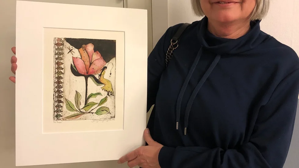 Monika Öhman en av alla lyckliga vinnare i konstlotteriet.
