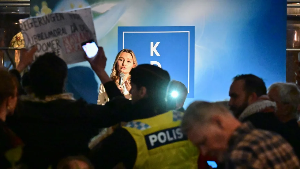 
Demonstranter stör Kristdemokraternas partiledare Ebba Busch under en after work med EU-fokus på John Scott Palace i Göteborg.