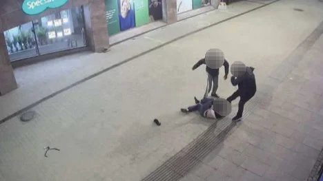 Bilder från en övervakningskamera visar misshandeln.