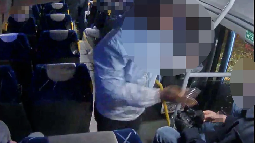Den 18-årige mannen filmades av en övervakningskamera när han misshandlade en ung hockeysupporter. (Bilden är hämtad ur förundersökningen.) 