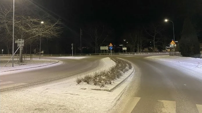 I den här korsningen svängde bilen höger utan att blinka, enligt polisen. Nu har föraren åtalats.