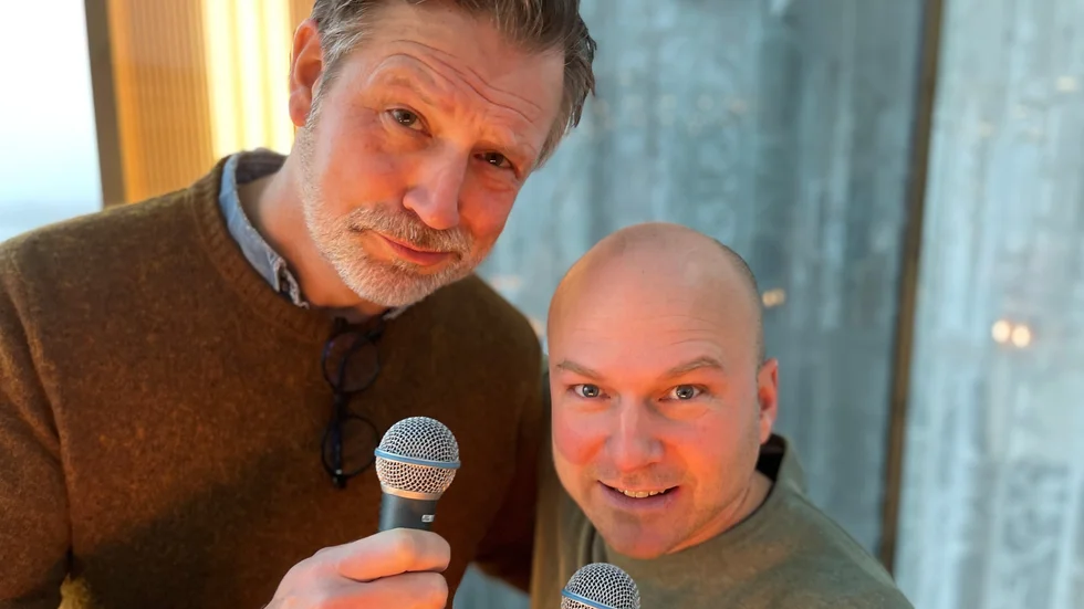 Björn Höglund och Patrik Rosell älskar quiz. Och folkbildning. Och schlager. Tillsammans har de skrivit boken "Världens bästa schlagerquiz".